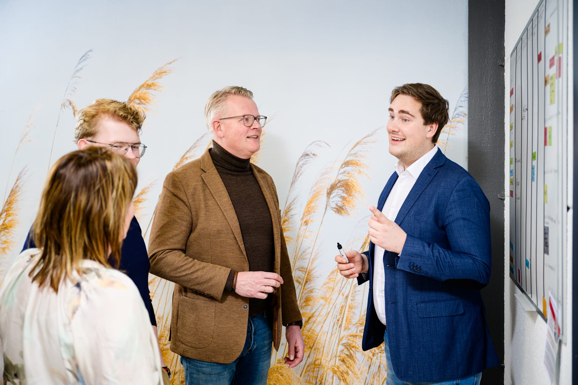 Collega's in overleg bij een whiteboard